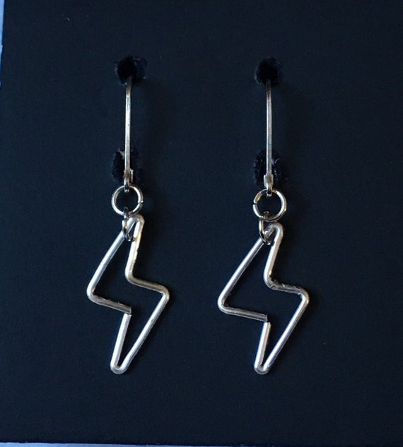 Un par de Pendientes Cruz en Oro Color riñón oreja Cables Nueva. 