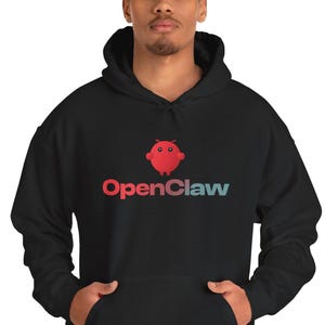 Puede incluir: Sudadera con capucha negra con un bolsillo delantero y un logotipo rojo y verde que dice "OpenClaw" con un gráfico de garra de dibujos animados. La sudadera está hecha de un material suave.