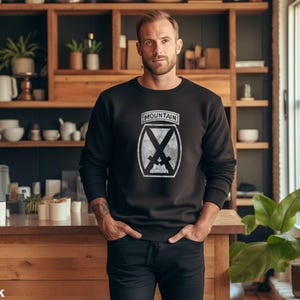 Army Military Veteran10th Mountain Division Veteran insignia distressed Fathers Day Gift for Dad Unisex Crewneck Sweatshirt
