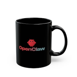 Peut inclure: Mug en céramique noire avec une anse incurvée. Le mug présente le texte "OpenClaw" dans un dégradé de rouge, rose et bleu, ainsi qu'un personnage de dessin animé rouge. Le mug est de taille standard pour les boissons chaudes.