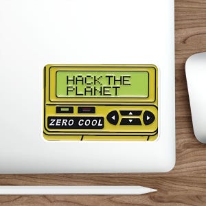 Peut inclure: Une broche émaillée rectangulaire jaune en forme de bipeur vintage avec un écran vert clair affichant le texte noir HACK THE PLANET. Sous l'écran, un panneau noir rectangulaire présente le texte blanc ZERO COOL et des boutons directionnels.