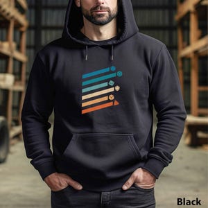 Può includere: Felpa con cappuccio nera con una grafica retrò di strisce colorate e dadi.