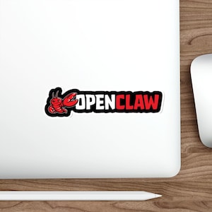 以下が含まれることがあります： 白文字に黒い縁取りと赤色の塗りつぶしで「OPENCLAW」と書かれたステッカー。赤いハサミと黒い縁取りの漫画のロブスターが左側にあります。ステッカーは白い表面にあります。