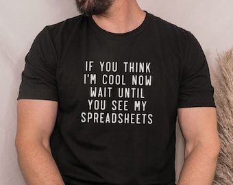 Könnte beinhalten: Schwarzes T-Shirt mit weißem Text, der lautet: "Wenn du denkst, ich bin jetzt cool, warte, bis du meine Tabellen siehst."