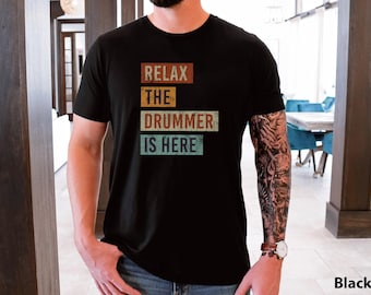 Camiseta divertida de baterista, relájate, regalo de músico, baquetas, reproductor de batería, rock and roll, camiseta unisex de manga corta