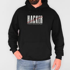 Puede incluir: Sudadera con capucha negra con el texto "HACKER" tachado y el texto "Freelance Cybersecurity Tester" debajo.
