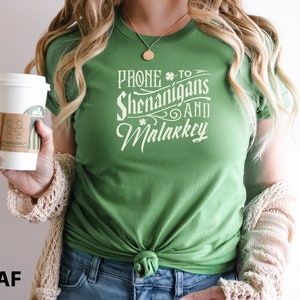 Camiseta unisex de manga corta con mensaje &quot;Día de San Patricio propenso a travesuras y tonterías&quot;