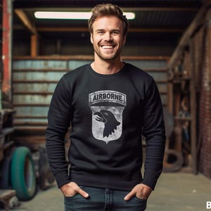 Army Military Veteran 101st Airborne Division Veteran insignia distressed Fathers Day Gift for Dad Unisex Crewneck Sweatshirt