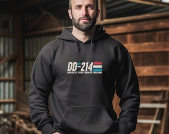 Puede incluir: Una sudadera con capucha negra con un estampado gráfico blanco que dice "DD-214 AMERICA'S TRUE FORM OF FREEDOM" con un diseño de bandera estadounidense roja, blanca y azul.