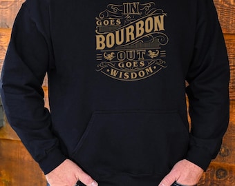 In Goes Bourbon Wisdom Shirt, Divertente e unica maglietta per gli amanti del bourbon whiskey, regalo per lui, maglietta da bere con cappuccio unisex