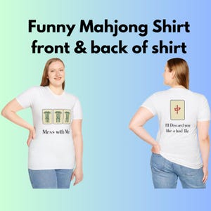Könnte beinhalten: Ein weißes Kurzarm-T-Shirt mit drei grünen Bambus-Mahjong-Steinen und dem Text Mess with Me auf der Vorderseite. Die Rückseite zeigt einen einzelnen Mahjong-Stein mit einem roten Schriftzeichen und dem Text I'll Discard you like a bad Tile.
