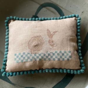 Heartsong Stitchery &quot;Spring Bunny&quot; • Patrón de punto de cruz contado • Descarga PDF/DIGITAL • Gráfico • Sólo patrón