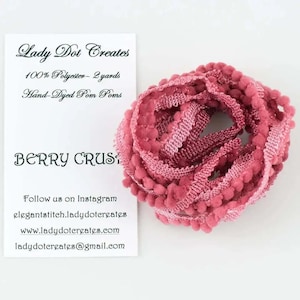 BERRY CRUSH ~ Pom Poms Trim de Lady Dot Creates • 2 yardas continuas • Teñido a mano • 100 % poliéster • Acabado • Ribete para proyectos artesanales