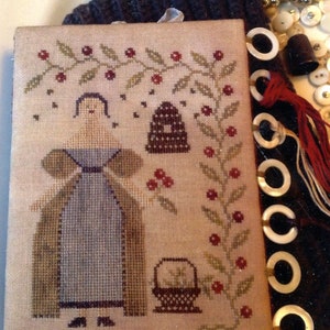 Patrón de punto de cruz contado, gráfico y patrón exclusivo "Winter Beekeeper Thread Board" de STACY NASH PRIMITIVES