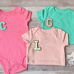 Nombre personalizado Baby Onesie, Mini Initial Varsity Letter Baby Bodysuit, Custom Baby Bodysuit, Baby Announce Onesie, Apellido Nombre