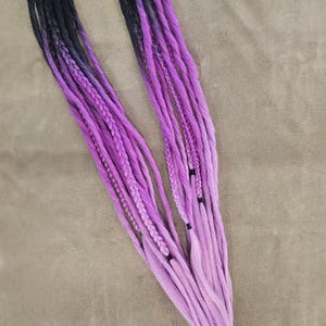 Rallonges de dreadlocks synthétiques ombrées violet noir faites à la main, faux cheveux de festival, dreadlocks tressés, extensions