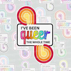 Peut inclure: Un autocollant rectangulaire avec le texte I'VE BEEN queer THE WHOLE TIME dans une police dégradée arc-en-ciel. Le design est accentué par un graphique en boucle à l'infini d'inspiration rétro dans des tons de rouge, orange et jaune sur fond blanc.