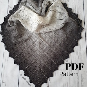 Könnte beinhalten: Ein schwarz-weißes Ombre-Häkeltuch mit einem gewellten Rand. Das Tuch ist gefaltet und auf einer weißen Holzoberfläche abgelegt. Der Text "PDF Pattern" ist in Schwarz auf weißem Hintergrund in der unteren rechten Ecke des Bildes geschrieben. Der Text "@handmade_by_gosia" ist in Schwarz auf weißem Hintergrund in der unteren linken Ecke des Bildes geschrieben.