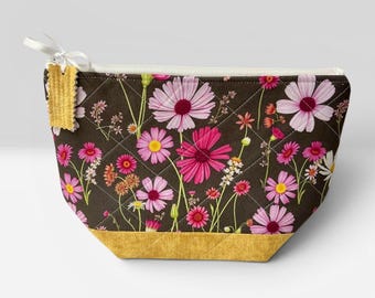 Bolso acolchado de tela estampada personalizada para tejer, hacer ganchillo o punto de cruz. Se puede personalizar a pedido. Fondo verde con estampado de flores rosas.