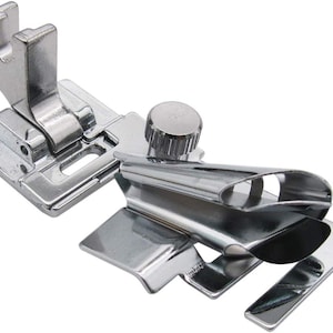 Könnte beinhalten: Ein silberfarbener Nähmaschinenfuß mit gebogenem Metallteil und kleinem, geriffelten Knopf. Der Fuß hat eine rechteckige Basis mit einem Scharnier und einem U-förmigen Teil.