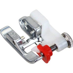 Könnte beinhalten: Ein silberner Nähmaschinenfuß mit einem weißen und roten Kunststoff-Einstellknopf. Der Fuß hat eine kleine Metallfeder und eine Schraube zum Befestigen an der Nähmaschine.