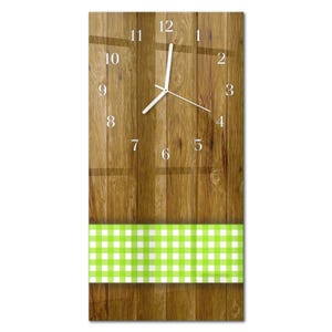 Op de afbeelding: Een rechthoekige wandklok met een houten achtergrond en witte wijzers. De klok heeft witte cijfers. Een groen-wit geruit patroon bevindt zich aan de onderkant van de klok.