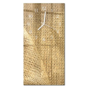 Op de afbeelding: Rechthoekige wandklok met een achtergrond van jute textuur. De wijzerplaat van de klok heeft witte cijfers en wijzers, die de tijd aangeven. Het ontwerp van de klok bevat het natuurlijke, geweven uiterlijk van jute.