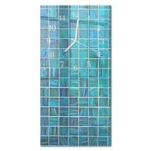 Peut inclure: Horloge murale rectangulaire avec un motif de carreaux de mosaïque dans des tons de bleu sarcelle et bleu. Le cadran de l'horloge comporte des chiffres et des aiguilles blancs, l'heure affichée étant d'environ 12h07.