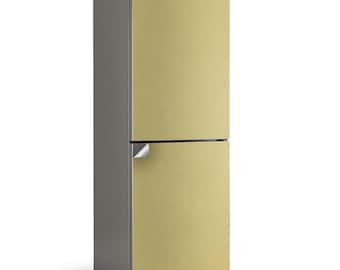 Puede incluir: Un refrigerador de dos puertas con un acabado dorado claro en la parte delantera. Los lados son de color gris oscuro. Una esquina del acabado dorado está despegada, revelando una superficie plateada debajo. El refrigerador tiene un diseño moderno.