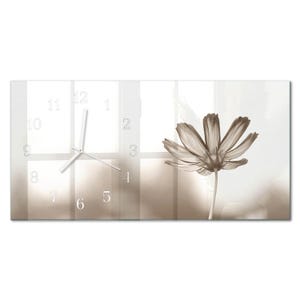 Op de afbeelding: Een rechthoekige wandklok met een sepia-kleurig bloemmotief. De wijzerplaat heeft witte cijfers en wijzers, tegen een achtergrond van een raam en een delicate bloem.
