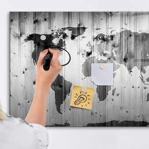 Wereldkaart op houten magneetbord, kaart bezochte landen, zwart-wit plaatsen waar je bent geweest, plaatsen waar je bent geweest reistracker, droog uitwisbare markering