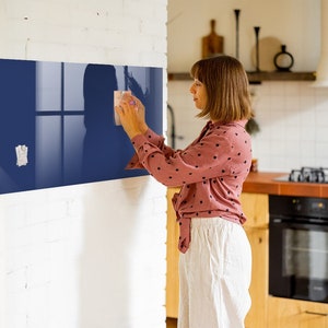 Tablero magnético de color azul, lista de tareas para la pared, tablero de mensajes azul marino, exhibición de fotos de pared de color sólido, marcador + esponja
