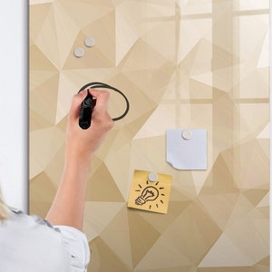 Pizarra magnética con diseño de triángulos abstractos, organizador de pared, tablero de estado de ánimo amarillo, lista de tareas pendientes para la pared, patrón de abstracción, marcador + esponja