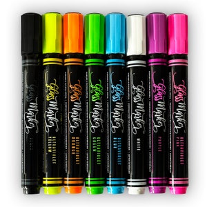 Può includere: Set di dieci pennarelli per vetro con tappi neri e inchiostro colorato. I colori sono nero, giallo, arancione, verde, blu, bianco, viola e rosa. I pennarelli sono etichettati "Glass Marker" e "Ultraviolet".