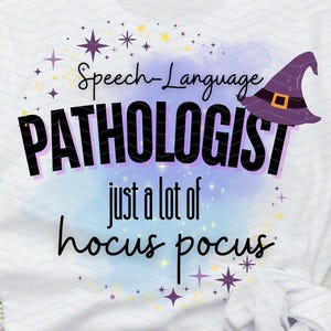 Può includere: Maglietta bianca con uno sfondo acquerellato viola e stelle. Il testo "Speech-Language Pathologist just a lot of hocus pocus" è scritto in nero. Un cappello da strega viola si trova nell'angolo in alto a destra.