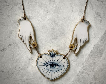 Collar de ojo sagrado, collar de manos, dibujo a mano, blanco y negro, contemporáneo, ojo, corazón, lápiz, singular, madera, monstruo