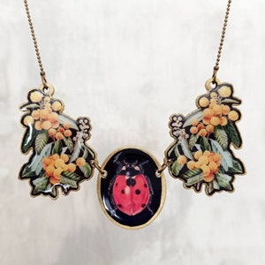 Collar ladybug Mimosa, collar de flores de primavera, joyería de la naturaleza, joyería Mimosa, colgante ladybug, collar alegre, joyería de insectos, mariquita