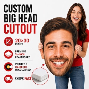 Könnte beinhalten: Ein individueller Big-Head-Ausschnitt aus 0,6 cm dickem Schaumstoffkarton, der 50,8 x 76,2 cm misst. Das Produkt zeigt einen hochauflösenden Druck eines lächelnden Gesichts mit dunklem Haar und Bart, das von Hand zugeschnitten wurde.