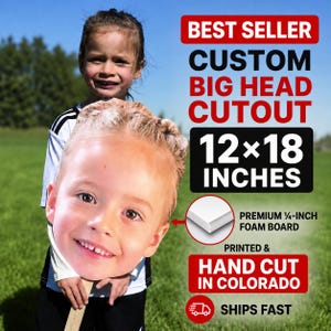 Könnte beinhalten: Ein individueller Big-Head-Ausschnitt aus 0,64 cm starkem Premium-Schaumstoff, Maße 30,48x45,72 cm. Der Ausschnitt zeigt einen hochwertigen Druck eines Kindergesichts. Der Text lautet: BEST SELLER CUSTOM BIG HEAD CUTOUT 12x18 INCHES.