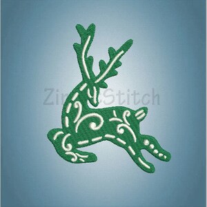 Könnte beinhalten: Eine gestickte Darstellung eines stilisierten Rentiers in Grün mit weißen Details. Das Rentier springt mit erhobenen Geweih.