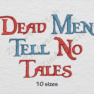 Puede incluir: Texto bordado en rojo y azul que dice "Dead Men Tell No Tales" con las palabras "Dead" y "Tales" en rojo y las palabras "Men" y "No" en azul. El texto está sobre un fondo blanco y las palabras "10 tamaños" están impresas debajo del texto.