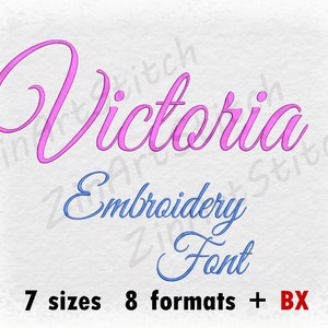 Puede incluir: Diseño de bordado en fuente cursiva rosa para el nombre "Victoria" con el texto "Embroidery Font" en fuente cursiva azul debajo. El texto "7 tamaños 8 formatos + BX" está debajo de la fuente.