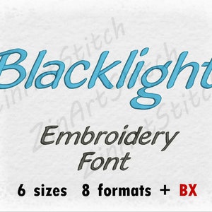 Puede incluir: Fuente de bordado Blacklight en azul con una sombra gris. El texto está en una fuente cursiva. La imagen también incluye el texto "6 tamaños 8 formatos + BX".