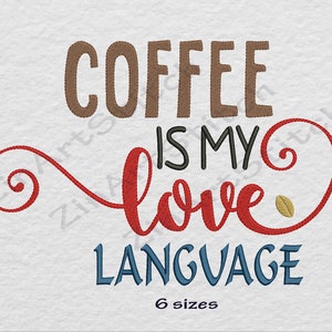 以下が含まれることがあります： コーヒーは私の愛の言語"というテキストが、茶色、赤、青の糸で刺繍されたデザイン。デザインにはコーヒー豆と渦巻きが含まれています。"6サイズ"というテキストも含まれています。