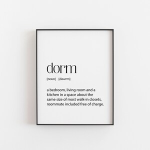 Peut inclure: Impression typographique noir et blanc avec le mot "dorm" défini comme une chambre, un salon et une cuisine dans un petit espace avec un colocataire inclus gratuitement.