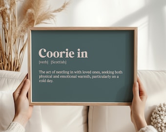 Coorie In Print - スコットランドの定義ウォールアート - 居心地の良いホームデコレーション - Nestling In ポスター - 心安らぐギフト - スコットランド文化のタイポグラフィアート