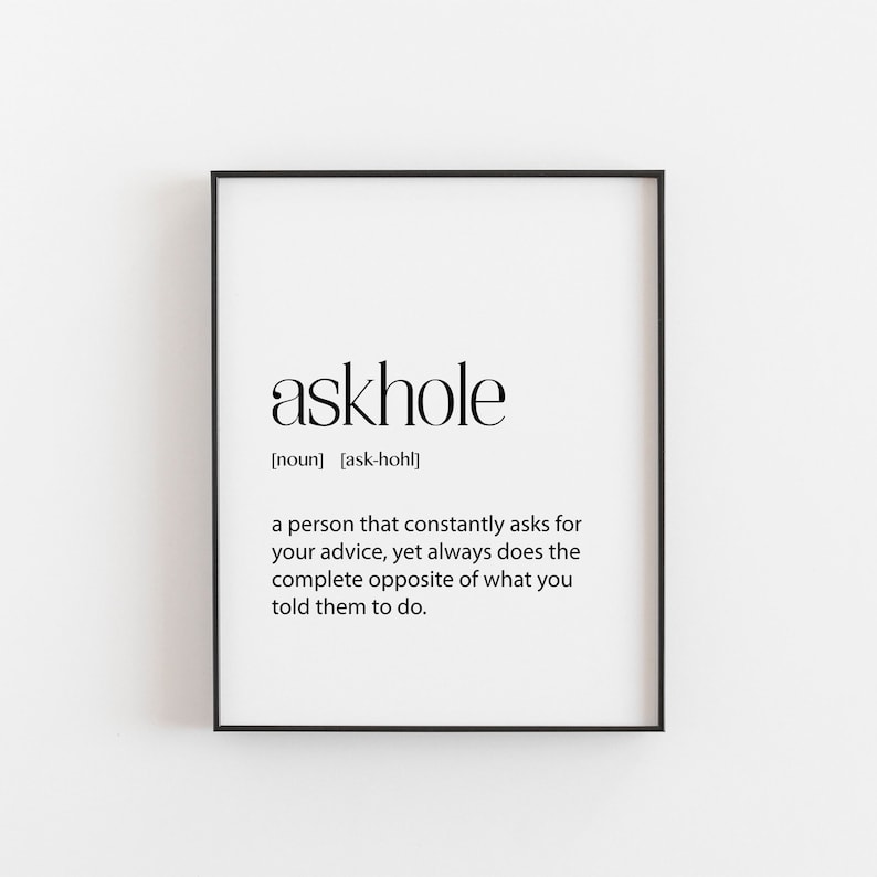 Peut inclure: Art mural noir et blanc imprimable avec une d&eacute;finition humoristique du mot "askhole". La d&eacute;finition se lit comme suit : "une personne qui demande constamment conseil, mais qui fait toujours le contraire de ce que vous lui avez dit de faire."