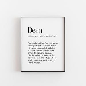 Może przedstawiać: Czarny, oprawiony wydruk z imieniem "Dean" u góry. Poniżej definicja pochodzenia i znaczenia imienia. Czarny tekst na białym tle, w czarnej ramie.