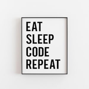 Op de afbeelding: Zwart-wit ingelijste print met de tekst "Eat Sleep Code Repeat" op een witte achtergrond.