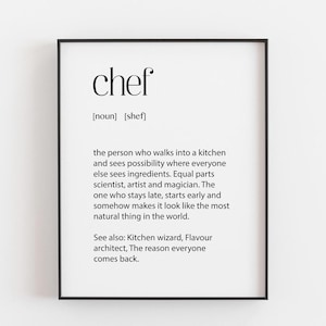 以下が含まれることがあります： 「chef」という単語の辞書風の定義が書かれた額縁入りのウォールアートプリント。テキストには「chef [noun] [shef] the person who walks into a kitchen and sees possibility where everyone else sees ingredients. See also: Kitchen wizard, Flavour architect.」と記載されています。